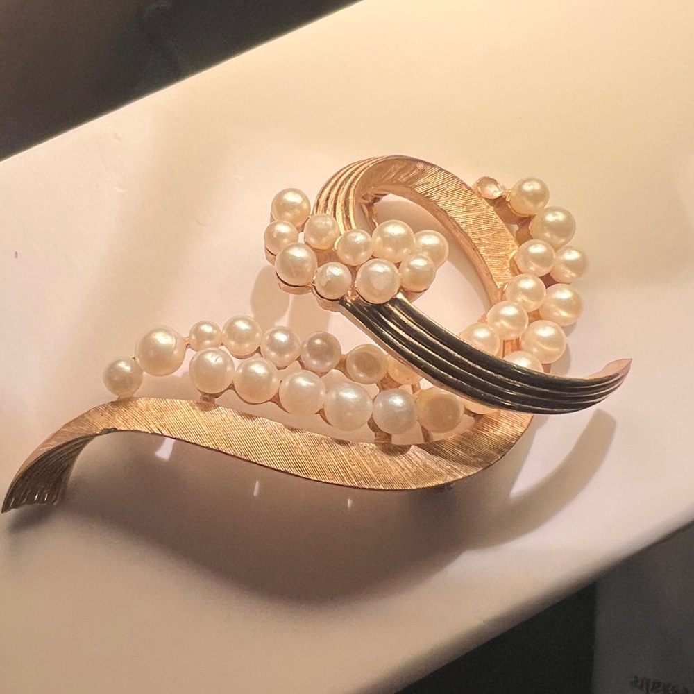 Vintage Trifari Brooch Pin with Pearls